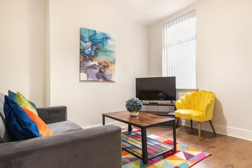 3-Bedroom Home In Liverpool L15 With Free Parking المظهر الخارجي الصورة