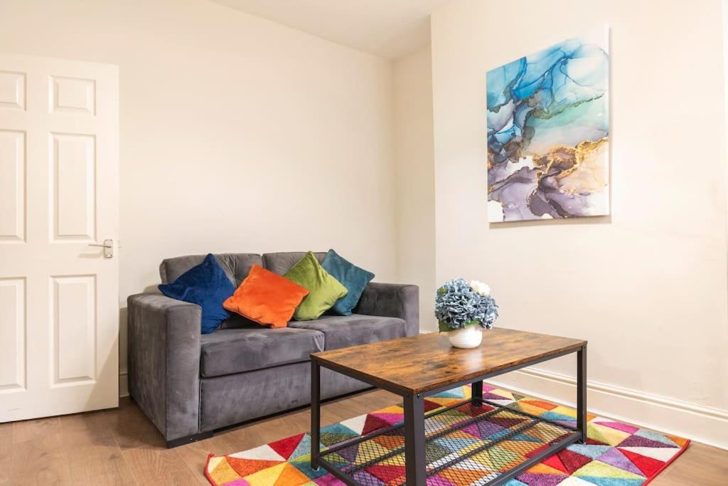 3-Bedroom Home In Liverpool L15 With Free Parking المظهر الخارجي الصورة