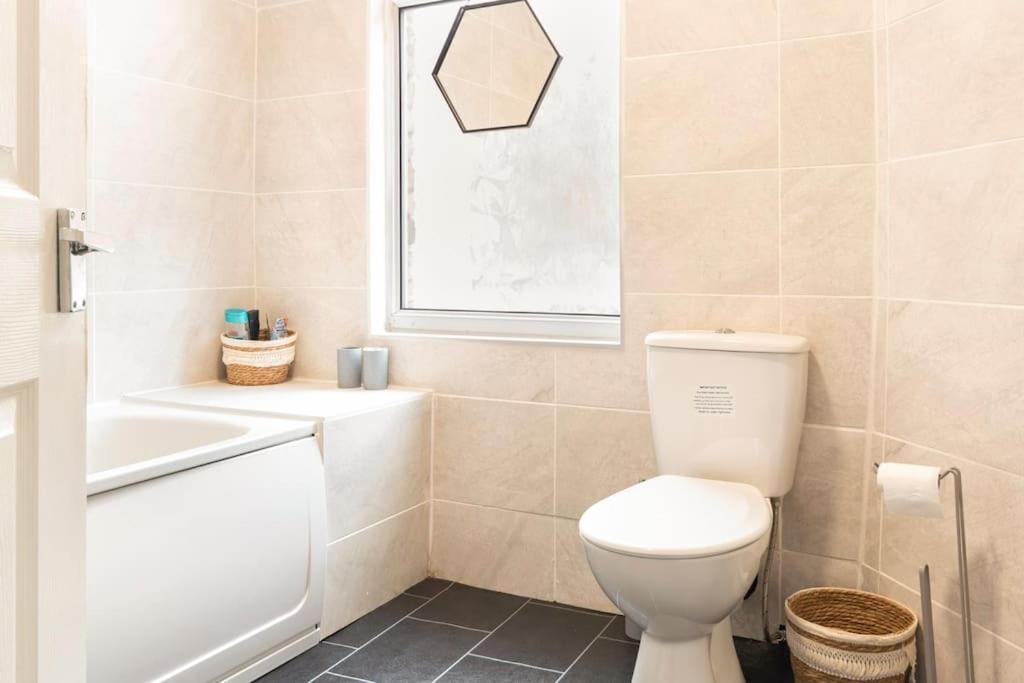 3-Bedroom Home In Liverpool L15 With Free Parking المظهر الخارجي الصورة