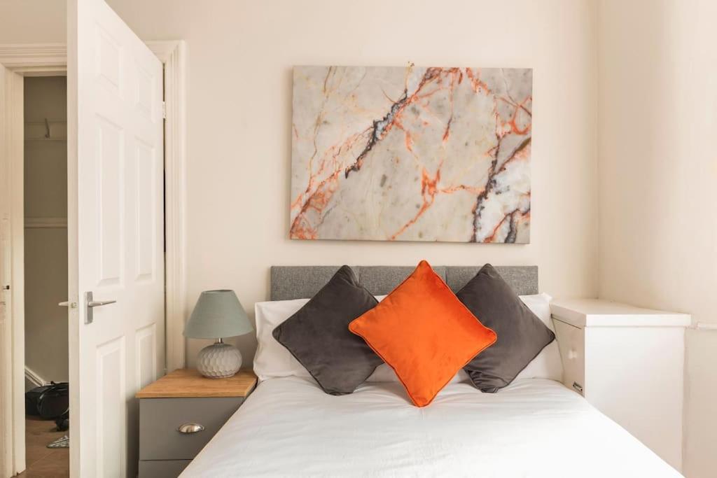3-Bedroom Home In Liverpool L15 With Free Parking المظهر الخارجي الصورة