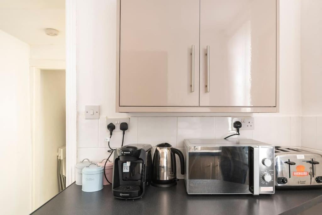 3-Bedroom Home In Liverpool L15 With Free Parking المظهر الخارجي الصورة