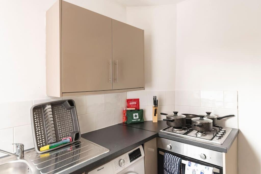 3-Bedroom Home In Liverpool L15 With Free Parking المظهر الخارجي الصورة